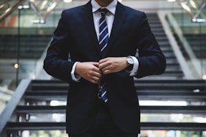بليزر صوف إيطالي بتفاصيل حريرية